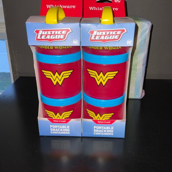 Justice League Wonder Woman Snack Containers - Picture 2 of 9